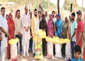 Ayodhya: भाजपा नेता आशीष शर्मा, अग्निकांड पीड़ितों से मिले, बांटी राहत सामग्री