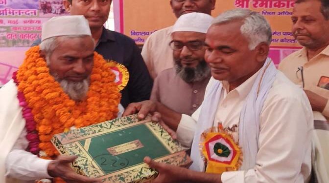 कंपोजिट विद्यालय बरौली में सेवानिवृत्त शिक्षक एहतिराम हुसैन खां “शब्बू” को शॉल, माला एवं स्मृति चिन्ह भेंट कर दी विदाई