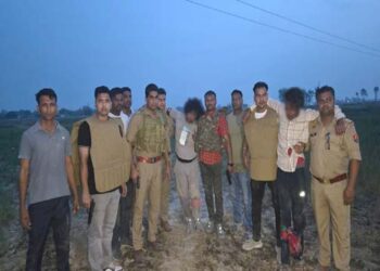 गोरखपुर में आभूषण दुकान लूटकांड के पांच आरोपी मुठभेड़ के बाद गिरफ्तार, दो घायल