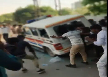 नोएडा में गारमेंट एक्सपोर्ट कंपनियों के हजारों कर्मचारियों का वेतन बढ़ाने को लेकर प्रदर्शन, कई जगह लगाया जाम