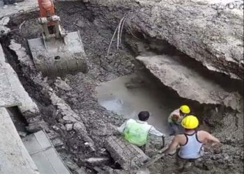 Video, अलीगढ़ में पाइपलाइन बिछाने के काम के दौरान मजदूर की मिट्टी ढहने से मौत