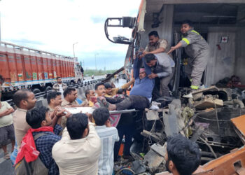 अयोध्या: रुदौली में भीषण सड़क हादसा, डबल डेकर बस ट्रेलर से टकराई, दो गंभीर घायल