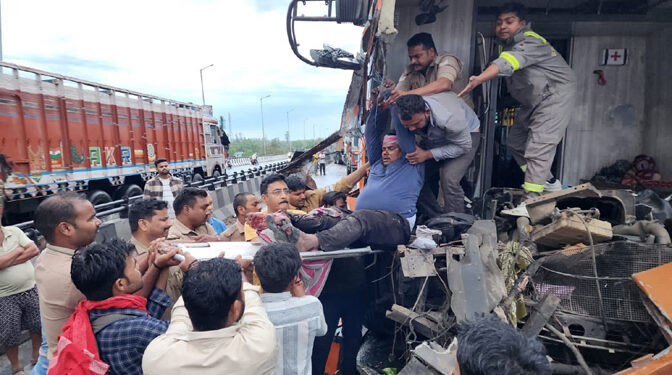 अयोध्या: रुदौली में भीषण सड़क हादसा, डबल डेकर बस ट्रेलर से टकराई, दो गंभीर घायल