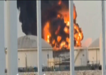 संयुक्त अरब अमीरात में पेट्रो-रसायन संयंत्र में हमले के बाद लगी आग