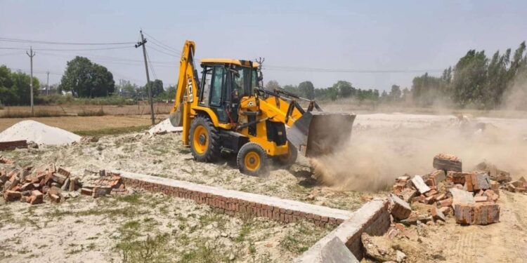 Ayodhya: अयोध्या में अवैध प्लाटिंग पर गरजा बुलडोजर, शिवदासपुर, बिरौली, गंजा की 450 बिस्वा जमीन पर कार्रवाई
