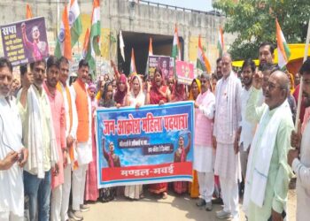 Ayodhya: मवई में भाजपा का जन-आक्रोश महिला पदयात्रा, सपा-कांग्रेस के पुतले फूंके, जिला उपाध्यक्ष सुमन पासवान का नेतृत्व