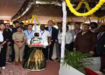 पुडुचेरी के पोलिंग बूथ पर रोबोट ने संभाली मेजबानी