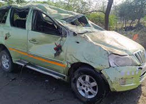 सोनभद्र में कार के पलटने से तीन युवकों की मौत; चार अन्य घायल