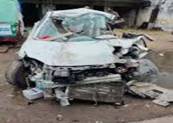 गोरखपुर में खड़ी ट्रैक्टर-ट्रॉली से कार टकरायी, तीन युवकों की मौत