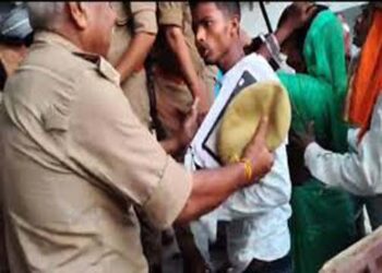 संतकबीरनगर में गांव में दो बारात पक्षों के बीच विवाद में पथराव, युवक की मौत