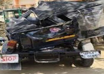 मऊ: अनियंत्रित डंपर ने पुलिस वैन को मारी टक्कर, एक सिपाही की मौत, तीन अन्य गंभीर रूप से घायल