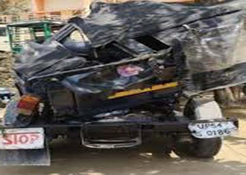 मऊ: अनियंत्रित डंपर ने पुलिस वैन को मारी टक्कर, एक सिपाही की मौत, तीन अन्य गंभीर रूप से घायल