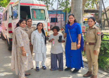 अयोध्या में मानवता की मिसाल: समाजसेविका भारती सिंह ने नग्न व बेसहारा युवती को दिया सहारा