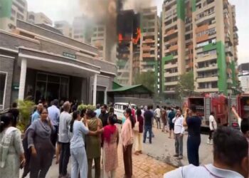 गाजियाबाद की बहुमंजिला इमारत में भीषण आग, एक दर्जन से अधिक दमकल गाड़ियां तैनात; बचाव कार्य जारी