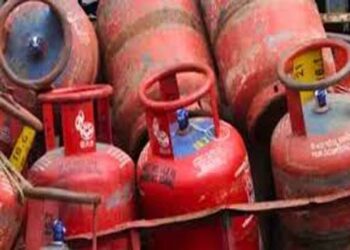 अयोध्या में इंडेन गैस एजेंसी के उसरू स्थित गोदाम पर छापा, भारी अनियमितताएं उजागर; 3 के खिलाफ मुकदमा दर्ज