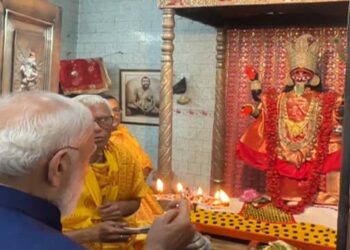 मोदी ने मतुआ समुदाय के मुख्य मंदिर, कोलकाता के ठनठनिया काली मंदिर में की प्रार्थना