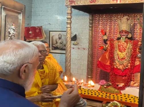 मोदी ने मतुआ समुदाय के मुख्य मंदिर, कोलकाता के ठनठनिया काली मंदिर में की प्रार्थना