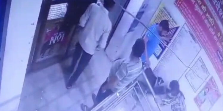 अयोध्या में शराब की दुकान पर तांडव, मारपीट और तोड़फोड़ की घटना CCTV में कैद