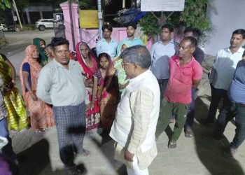 रुदौली: मौत बनकर बेकाबू ट्रक ने ई-रिक्शा को रौंदा, एक की मौत, दो घायल   सीएचसी पहुचकर विधायक रामचन्दर दिया बेहतर उपचार का निर्देश