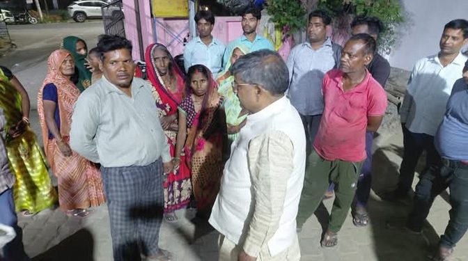 रुदौली: मौत बनकर बेकाबू ट्रक ने ई-रिक्शा को रौंदा, एक की मौत, दो घायल सीएचसी पहुचकर विधायक रामचन्दर दिया बेहतर उपचार का निर्देश