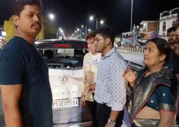 Ayodhya: नेशनल हाईवे पर बड़ा हादसा टला; डीसीएम ने कार में मारी टक्कर