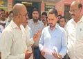 डीएम के दौरे में खुली रुदौली सीएचसी में अव्यवस्थाओं की पोल, एक बेड पर मिले कई मरीज