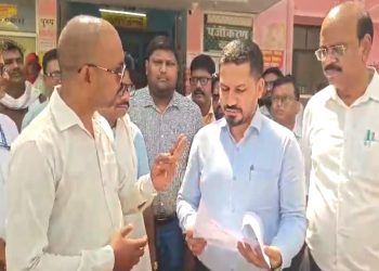 डीएम के दौरे में खुली रुदौली सीएचसी में अव्यवस्थाओं की पोल, एक बेड पर मिले कई मरीज
