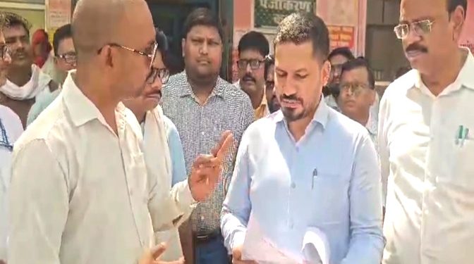 डीएम के दौरे में खुली रुदौली सीएचसी में अव्यवस्थाओं की पोल, एक बेड पर मिले कई मरीज