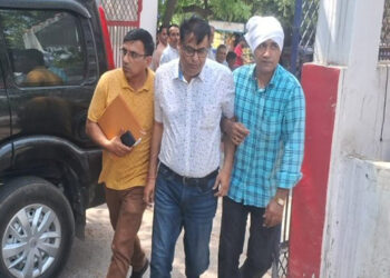 बागपत के जिला पूर्ति अधिकारी अनूप तिवारी 40,000 ₹ की रिश्वत लेते रंगेहाथों गिरफ्तार