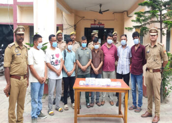 कुशीनगर में नेपाली नागरिकों को मोटी कमाई का झांसा, अंतरराष्ट्रीय धोखाधड़ी गिरोह का भंडाफोड़, 10 लोग गिरफ्तार
