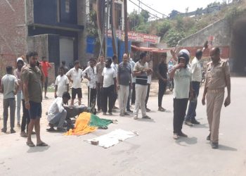 अयोध्या: FCI डिपो के बाहर दर्दनाक हादसा, गेहूं से लदे ट्रक ने बाइक सवार महिला को कुचला, मौत