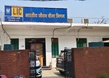 LIC रुदौली शाखा पर उपभोक्ताओं ने लगाए गंभीर आरोप, कर्मचारियों की कार्यशैली पर उठे सवाल