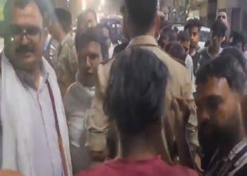 एटा में महिलाओं ने पुलिसकर्मियों पर पीछा करने और दुर्व्यवहार का लगाया आरोप, वीडियो वायरल, पुलिसकर्मी निलंबित