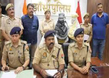 झांसी: ऑनलाइन सट्टा गिरोह के खिलाफ छापेमारी, दो महिलाएं गिरफ्तार, सिपाही बर्खास्त
