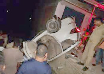 मऊ: तेज रफ्तार कार के दीवार से टकराकर पलट जाने से तीन युवकों की मौत