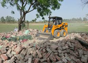 संभल में अवैध मजार पर चला बुलडोजर, 80 बीघा भूमि भी हुई कब्जा मुक्त