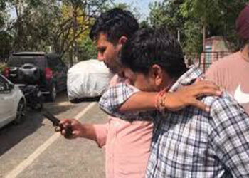 मेरठ में राजकीय निर्माण निगम के जेई और चालक एक लाख रुपये की रिश्वत लेते हुए रंगे हाथ गिरफ्तार