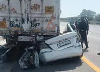 आजमगढ़ में पूर्वांचल एक्सप्रेसवे पर कंटेनर से टकराई कार, दंपति समेत पांच लोगों की मौत