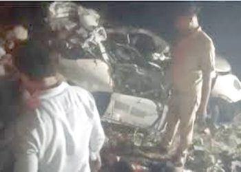 बहराइच में कार को कंबाइन मशीन ने मारी जोरदार टक्कर, चार लोगों की मौत, दो अन्य गंभीर रूप से घायल