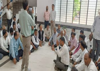 रुदौली: अधिवक्ता की ज़मीन पर अवैध निर्माण के विरोध में धरना, अवैध निर्माण गिराने की ज़िद अड़े अधिवक्ता