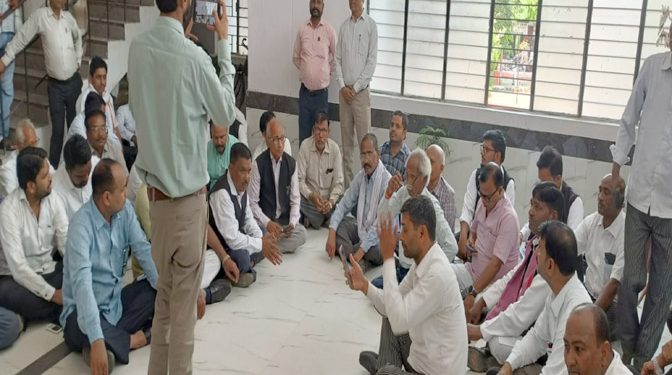रुदौली: अधिवक्ता की ज़मीन पर अवैध निर्माण के विरोध में धरना, अवैध निर्माण गिराने की ज़िद अड़े अधिवक्ता