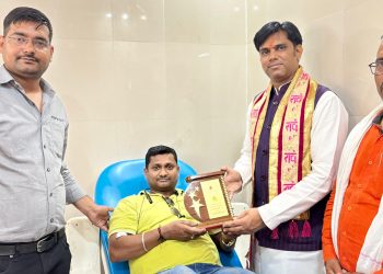 अयोध्या: रक्त की कमी दूर करने के लिए आगे आए इंडिया टीवी के वरिष्ठ पत्रकार अरविंद गुप्ता, किया रक्तदान