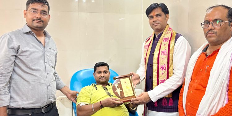 अयोध्या: रक्त की कमी दूर करने के लिए आगे आए इंडिया टीवी के वरिष्ठ पत्रकार अरविंद गुप्ता, किया रक्तदान