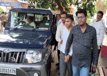 कन्नौज में 60 हजार रुपये रिश्वत लेते उपनिबंधक रंगे हाथ गिरफ्तार