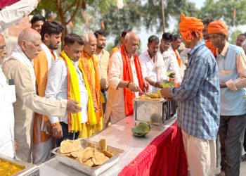 अयोध्या बड़े मंगल पर श्री अयोध्या न्यास ने दो स्थानों पर किया भण्डारे का आयोजन