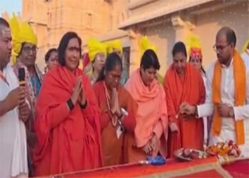 अयोध्या में राम मंदिर परिसर में मां भगवती मंदिर के शिखर पर हुआ भव्य ध्वजारोहण