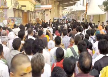 अयोध्या में राम मंदिर में उमड़ी श्रद्धालुओं की भीड़