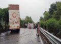 अयोध्या में लखनऊ हाईवे तेज आंधी के कारण पलटा वाहन कंटेनर; पेड़ से टकराया