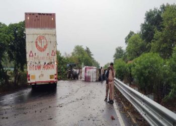 अयोध्या में लखनऊ हाईवे तेज आंधी के कारण पलटा वाहन कंटेनर; पेड़ से टकराया