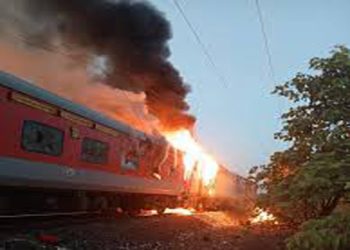मप्र के रतलाम में दिल्ली जा रही राजधानी एक्सप्रेस के एसी डिब्बे में लगी आग, कोई हताहत नहीं
